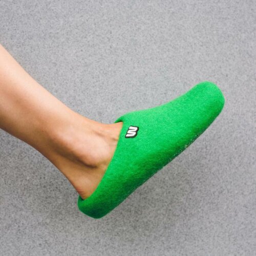felt-slippers-natural-green-woolig