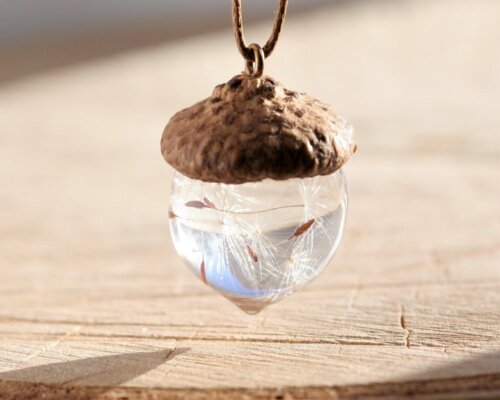 acorn-necklace-with-dandelion-fluffs