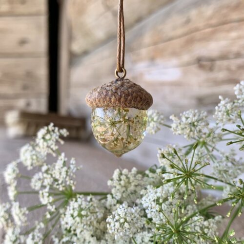 acorn-necklace-with-queen-anne-lace-flowers
